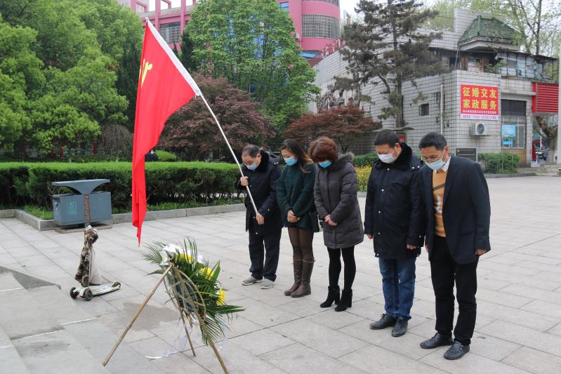 湘北汽運(yùn)黨支部主題黨日活動(dòng)，緬懷抗日英烈，祭掃墓地，敬獻(xiàn)花籃。